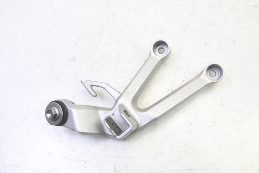 photo de REAR RIGHT FOOTREST MOUNT SUZUKI SV S 650 (2003 - 2009)