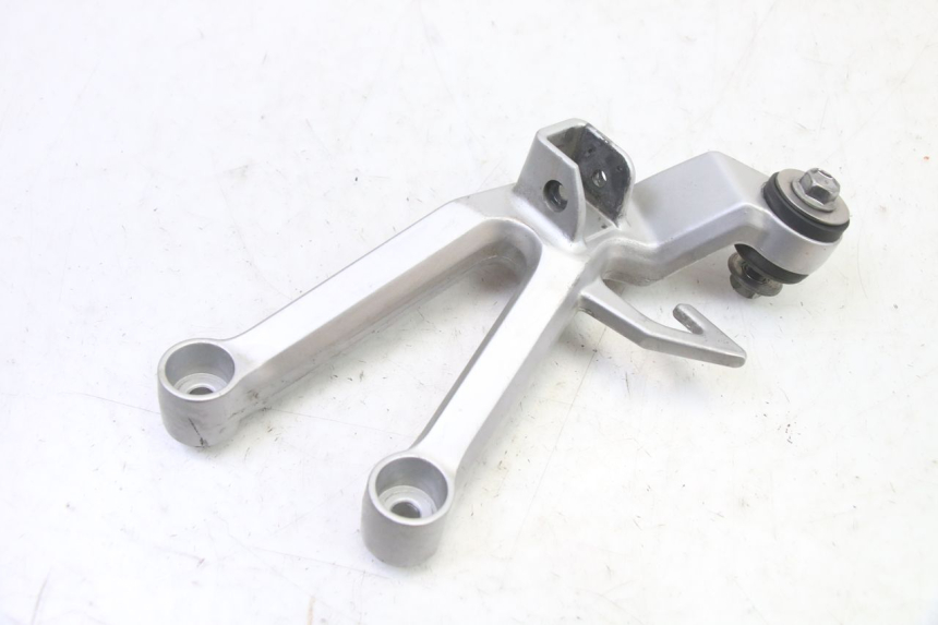 photo de REAR RIGHT FOOTREST MOUNT SUZUKI SV S 650 (2003 - 2009)