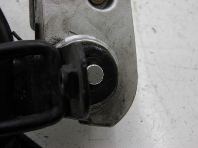 photo de REAR RIGHT FOOTREST MOUNT SYM GTS 125 (2005 - 2008)