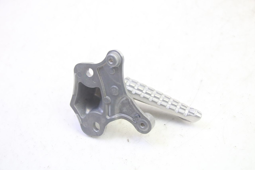photo de REAR RIGHT FOOTREST MOUNT YAMAHA TRICITY 300 (2020 - 2024) - Alternative perspective