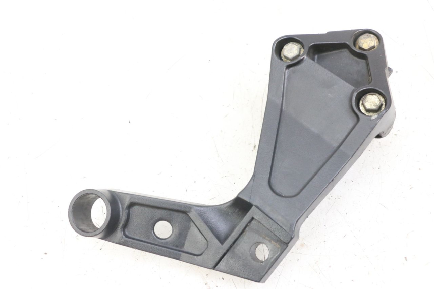 photo de RIGHT REAR FOOTREST MOUNTING PLATE TRIUMPH SPEED TRIPLE T301 900 (1994 - 1996)