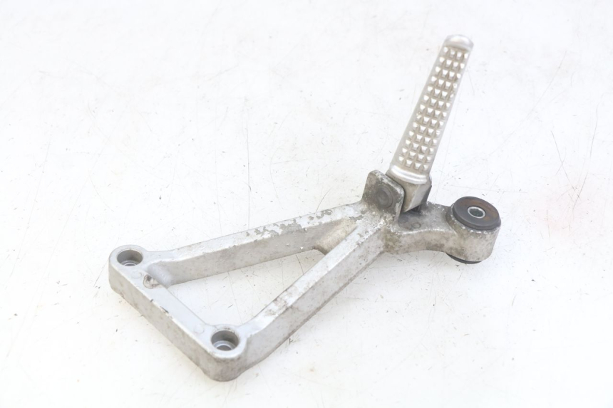 photo de RIGHT REAR FOOTREST MOUNTING PLATE DAELIM VJ ROADWIN FI 125 (2008 - 2017)