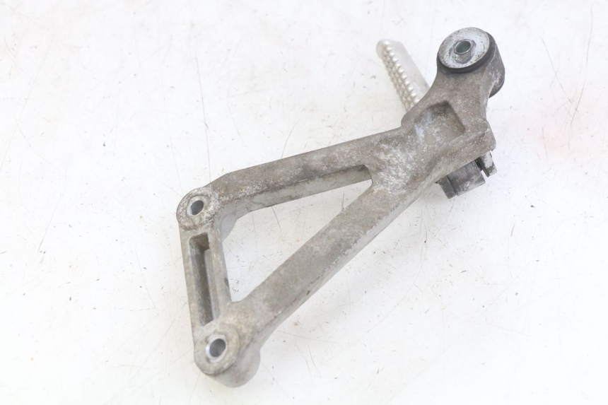 photo de RIGHT REAR FOOTREST MOUNTING PLATE DAELIM VJ ROADWIN FI 125 (2008 - 2017)