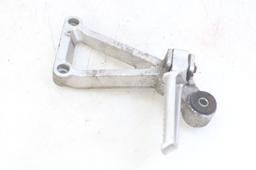 photo de RIGHT REAR FOOTREST MOUNTING PLATE DAELIM VJ ROADWIN FI 125 (2008 - 2017)