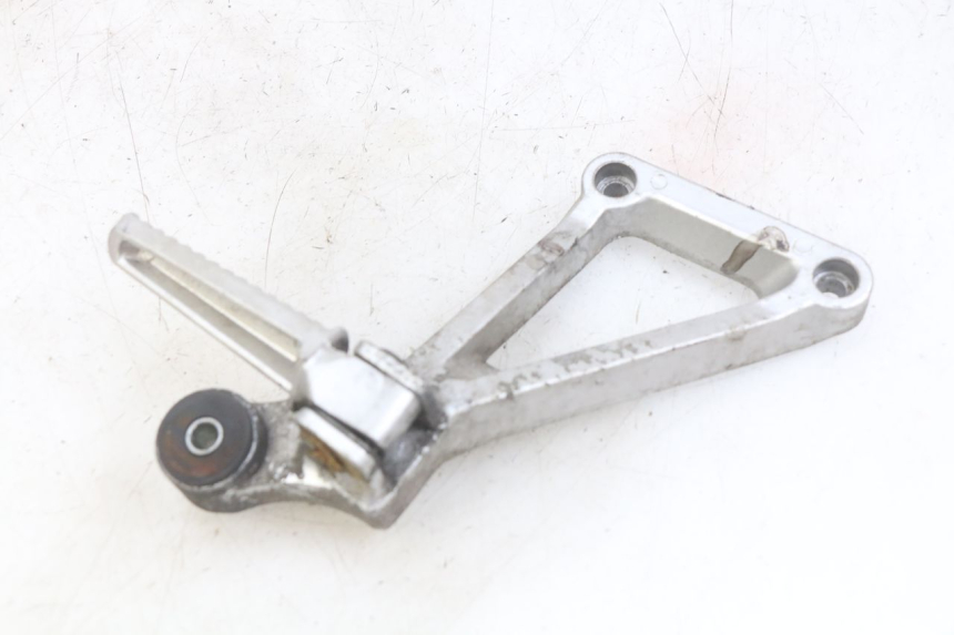 photo de RIGHT REAR FOOTREST MOUNTING PLATE DAELIM VJ ROADWIN FI 125 (2008 - 2017)