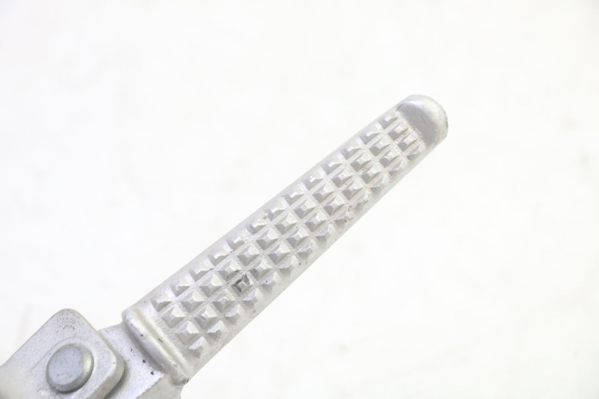 photo de RIGHT REAR FOOTREST MOUNTING PLATE DAELIM VJ ROADWIN FI 125 (2008 - 2017) - Alternative perspective