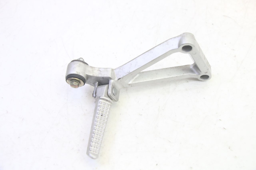 photo de RIGHT REAR FOOTREST MOUNTING PLATE DAELIM VJ ROADWIN FI 125 (2008 - 2017) - Technical close-up