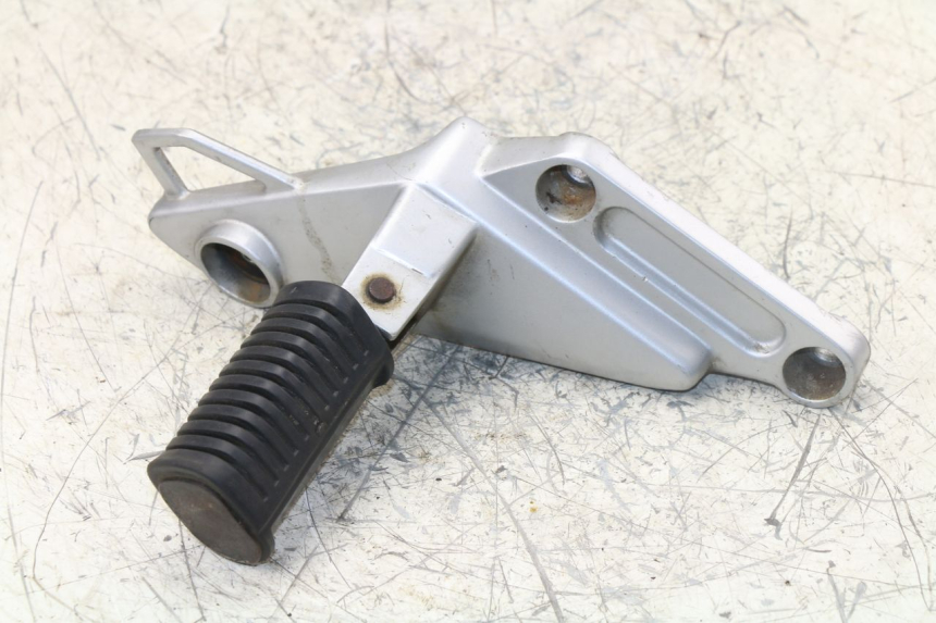 photo de REAR RIGHT FOOTREST MOUNT DAELIM VT 125 (1998 - 2003)