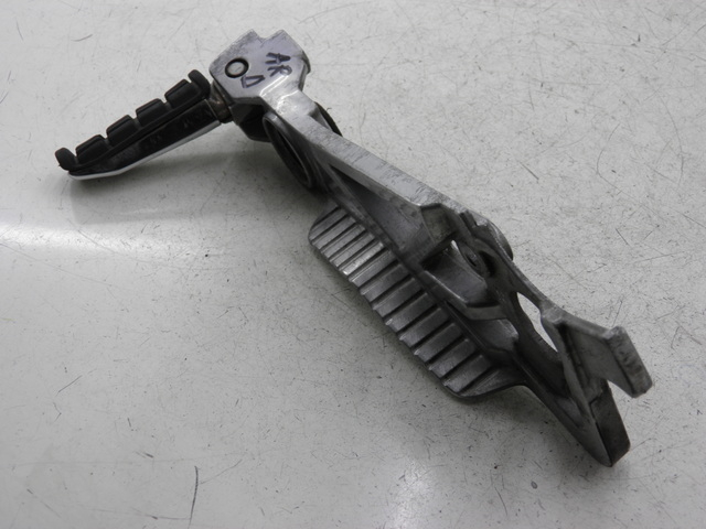 photo de REAR RIGHT FOOTREST MOUNT YAMAHA FZX FAZER 750 (1987 - 1998)
