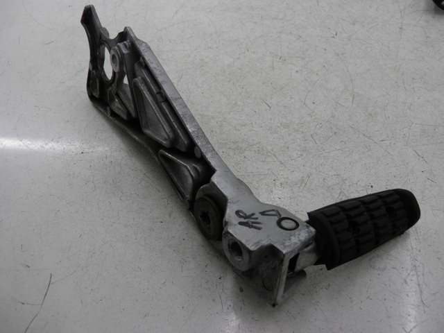 photo de REAR RIGHT FOOTREST MOUNT YAMAHA FZX FAZER 750 (1987 - 1998)