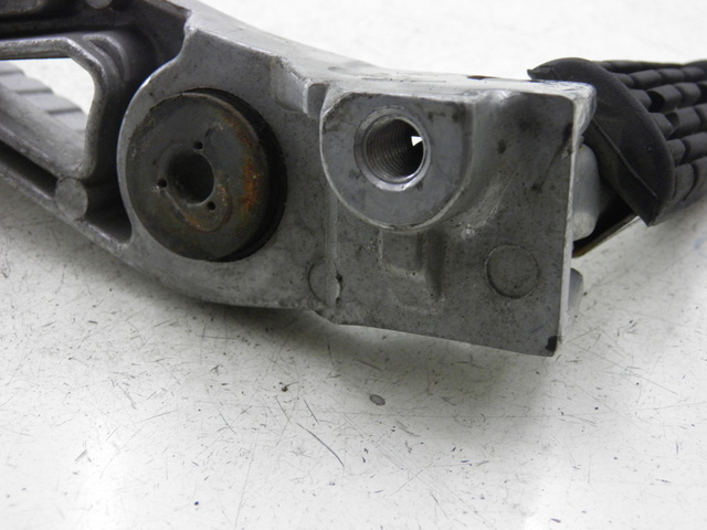 photo de REAR RIGHT FOOTREST MOUNT YAMAHA FZX FAZER 750 (1987 - 1998)