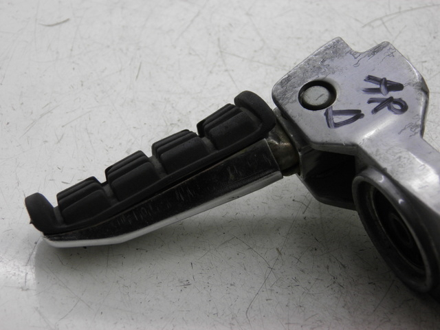 photo de REAR RIGHT FOOTREST MOUNT YAMAHA FZX FAZER 750 (1987 - 1998)