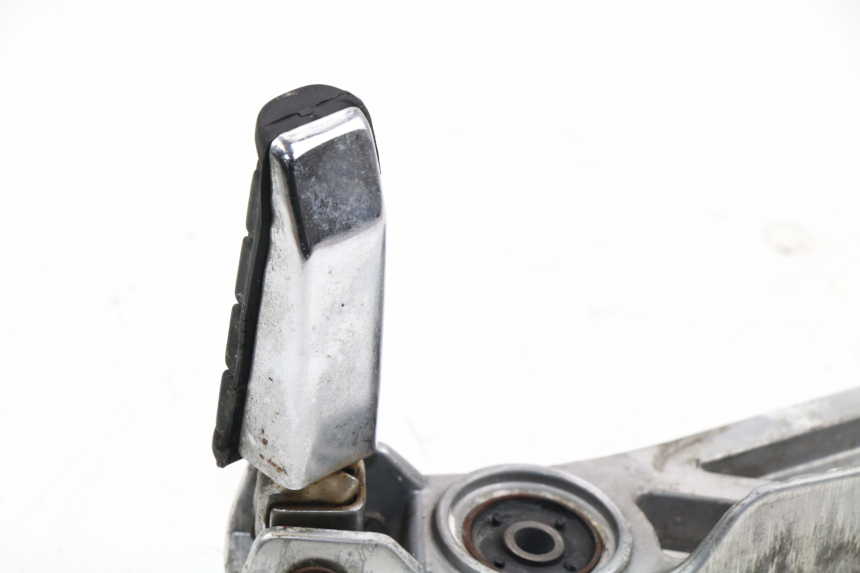 photo de REAR RIGHT FOOTREST MOUNT YAMAHA FZX FAZER 750 (1987 - 1998)