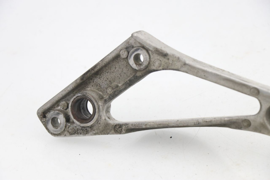 photo de REAR RIGHT FOOTREST MOUNT YAMAHA TDM 3VD 850 (1991 - 1995)