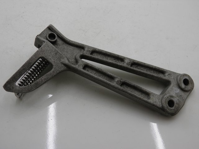 photo de RIGHT REAR FOOTREST MOUNTING PLATE YAMAHA TDR DELTABOX 125 (1993 - 2003)