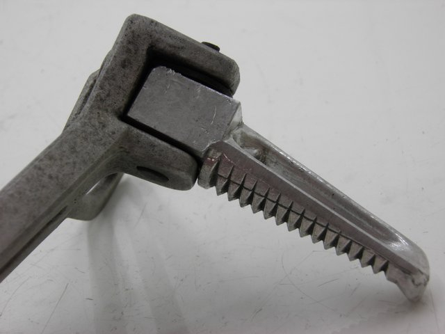 photo de RIGHT REAR FOOTREST MOUNTING PLATE YAMAHA TDR DELTABOX 125 (1993 - 2003)