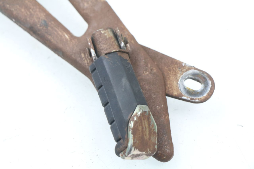 photo de REAR RIGHT FOOTREST MOUNT YAMAHA YBR 125 (2007 - 2009)
