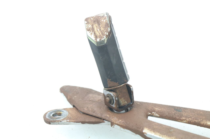 photo de REAR RIGHT FOOTREST MOUNT YAMAHA YBR 125 (2007 - 2009)