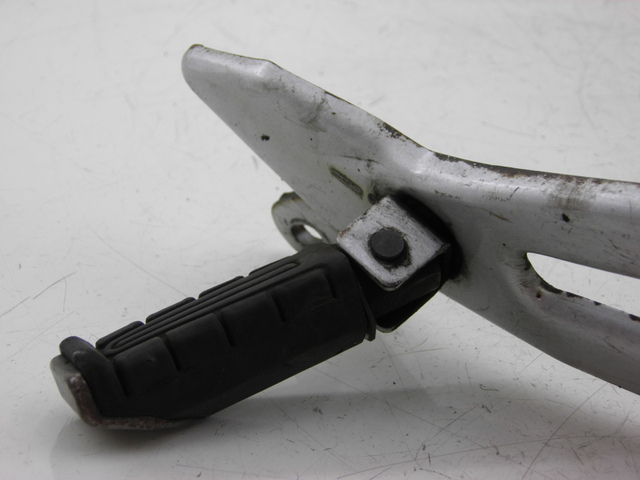 photo de REAR RIGHT FOOTREST MOUNT YAMAHA YBR 125 (2004 - 2006)