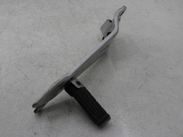 photo de REAR RIGHT FOOTREST MOUNT YAMAHA YBR 125 (2007 - 2009)