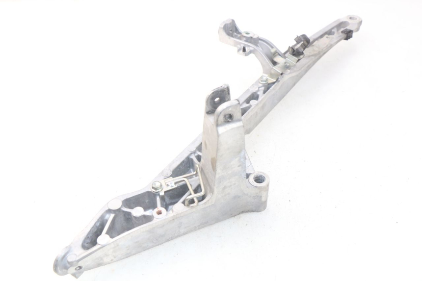 photo de REAR RIGHT FOOTREST MOUNT YAMAHA YP T-MAX TMAX 530 (2017 - 2020)