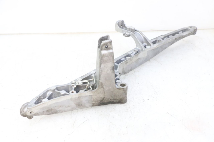 photo de REAR RIGHT FOOTREST MOUNT YAMAHA YP T-MAX TMAX 530 (2017 - 2020)