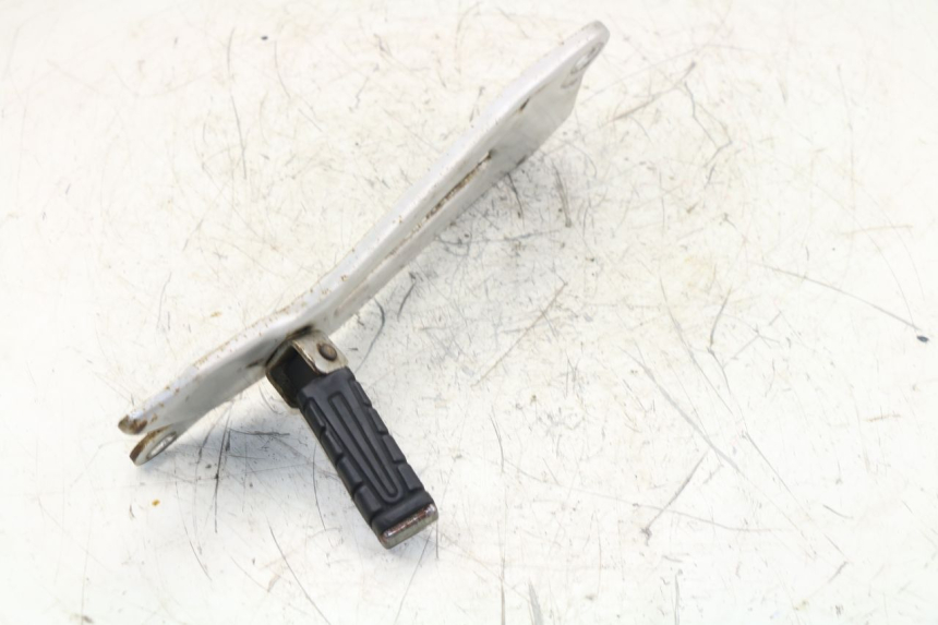 photo de REAR RIGHT FOOTREST MOUNT YAMAHA YBR 125 (2004 - 2006)