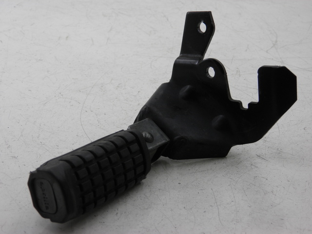 photo de REAR LEFT FOOTREST MOUNT APRILIA SCARABEO 100 (2003 - 2012)