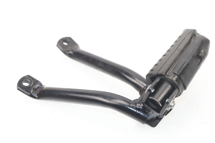 photo de REAR LEFT FOOTREST MOUNT HONDA CBF 125 (2009 - 2015) - Technical close-up