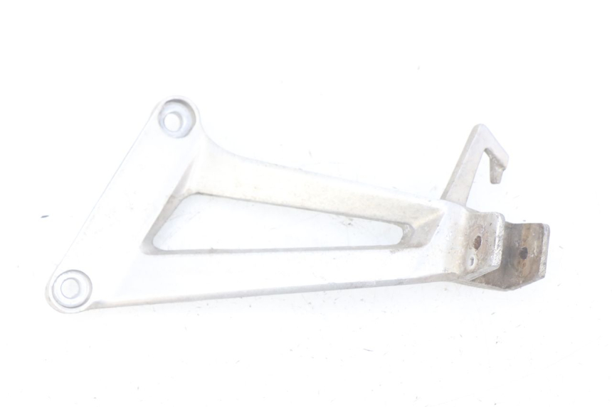 photo de REAR LEFT FOOTREST MOUNT HONDA CBR R 125 (2003 - 2006)