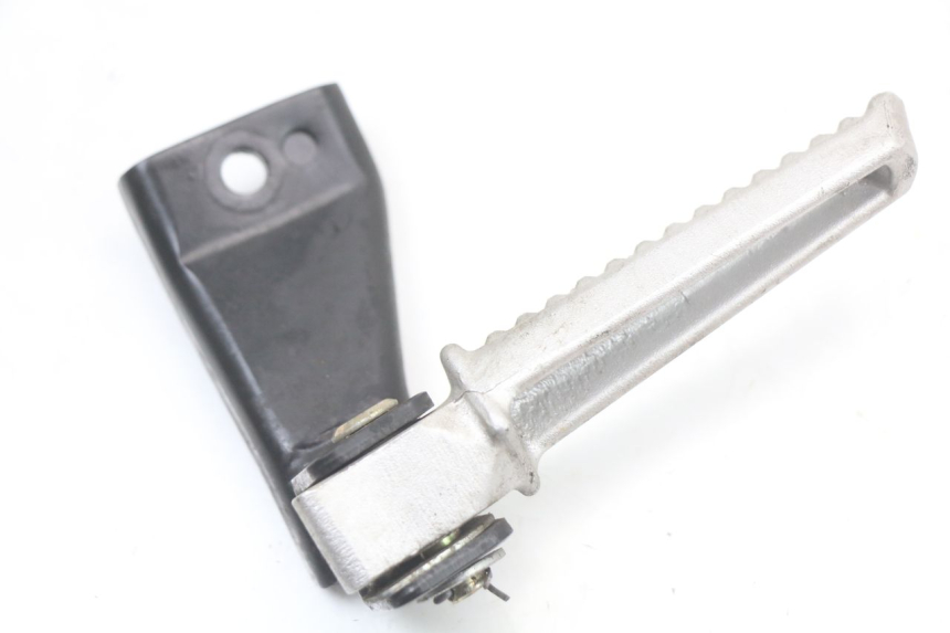 photo de REAR LEFT FOOTREST BRACKET DAELIM A-FOUR 2T 50 (2005 - 2012)
