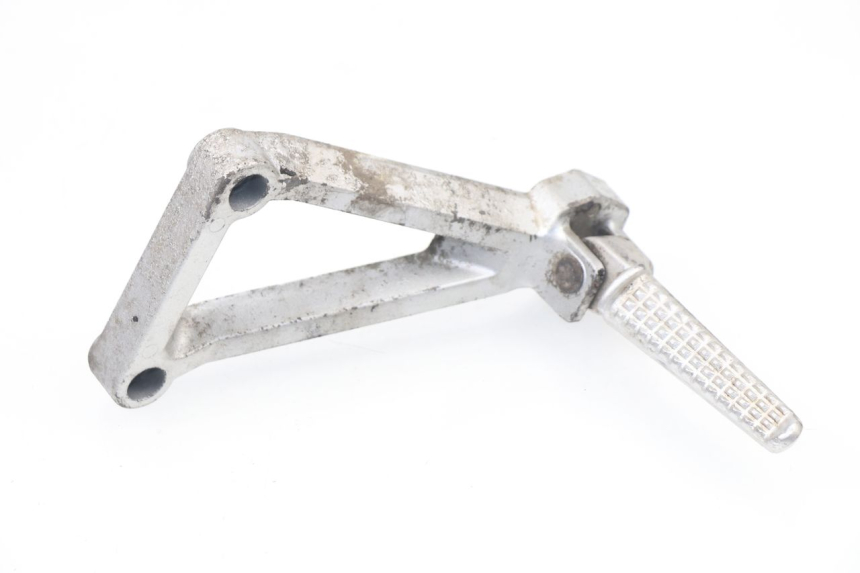 photo de REAR LEFT FOOTREST MOUNT DAELIM VJ ROADWIN 125 (2004 - 2007)