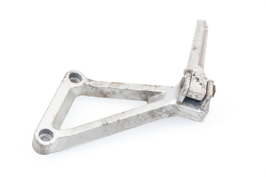 photo de REAR LEFT FOOTREST MOUNT DAELIM VJ ROADWIN 125 (2004 - 2007)