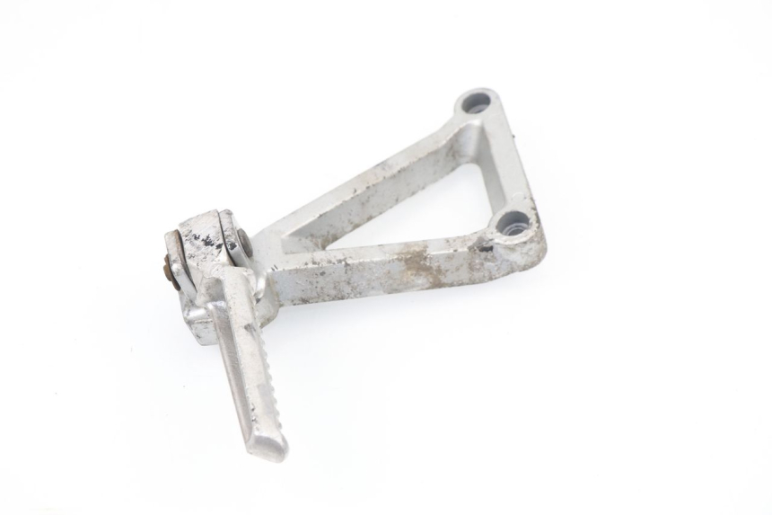 photo de REAR LEFT FOOTREST MOUNT DAELIM VJ ROADWIN 125 (2004 - 2007)