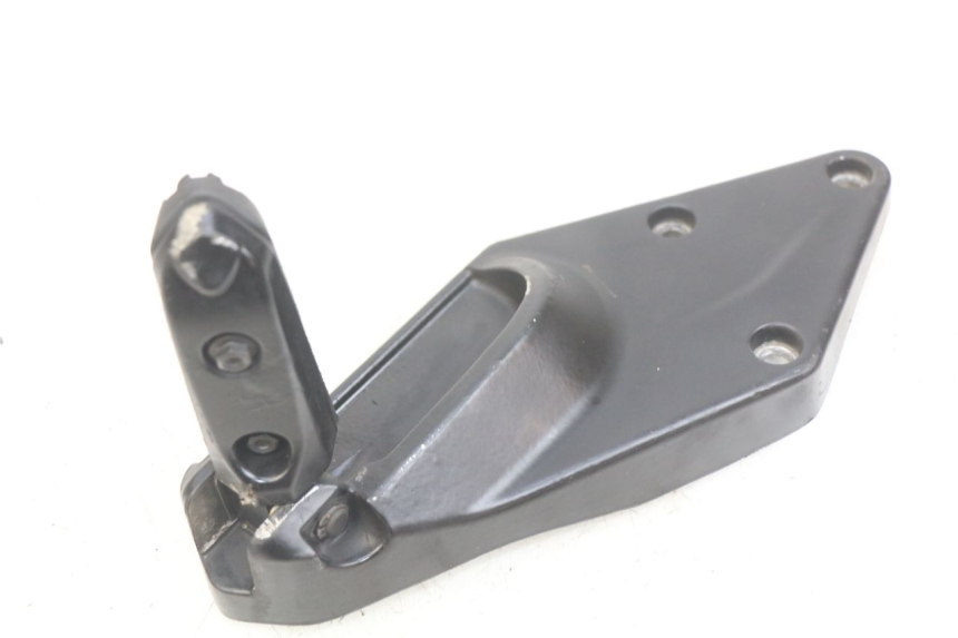 photo de LEFT REAR FOOTREST MOUNTING PLATE GILERA GP 800 (2007 - 2013)