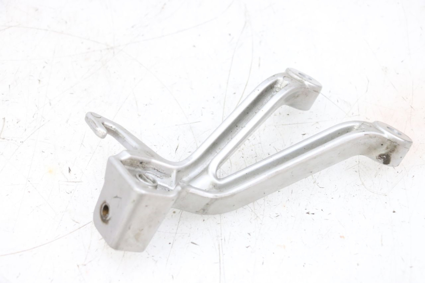 photo de REAR LEFT FOOTREST MOUNT SUZUKI GSXR GSX-R 1000 (2003 - 2004) - Alternative perspective