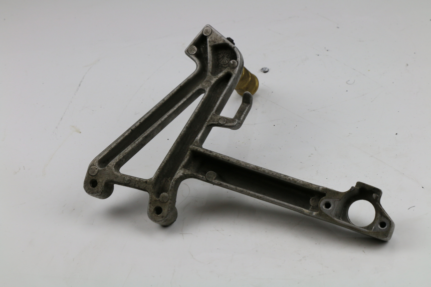 photo de REAR LEFT FOOTREST MOUNT HONDA CBR F 600 (1996 - 1998)