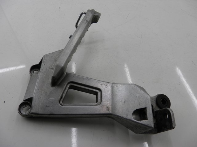 photo de REAR LEFT FOOTREST MOUNT HONDA VFR 750 (1990 - 1993)