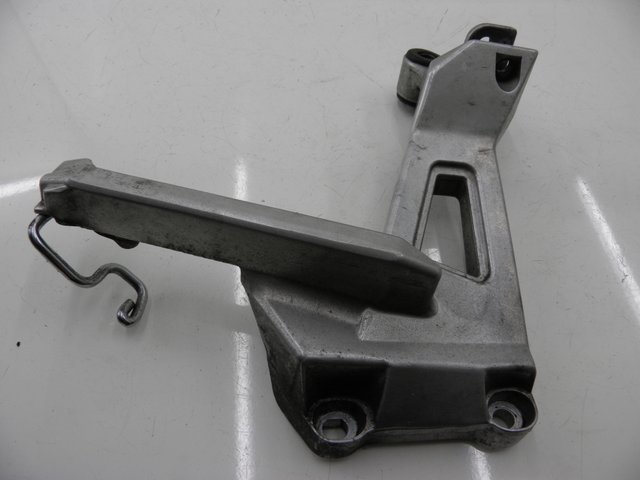 photo de REAR LEFT FOOTREST MOUNT HONDA VFR 750 (1990 - 1993)
