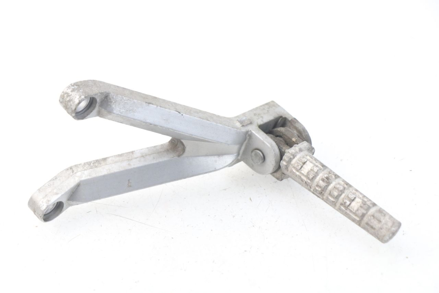 photo de REAR LEFT FOOTREST MOUNT HYOSUNG COMET GTR 125 (2007 - 2014)