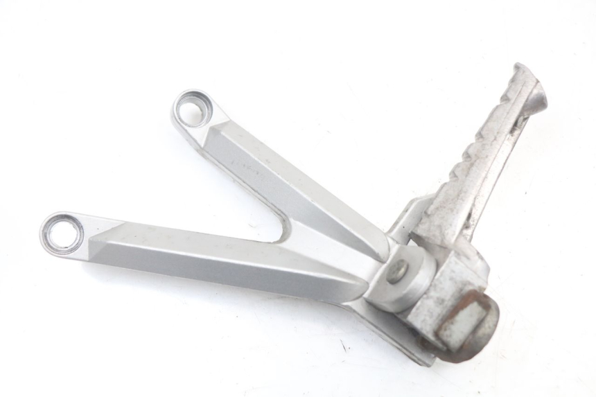 photo de REAR LEFT FOOTREST MOUNT HYOSUNG GTR 125 (2006 - 2008)