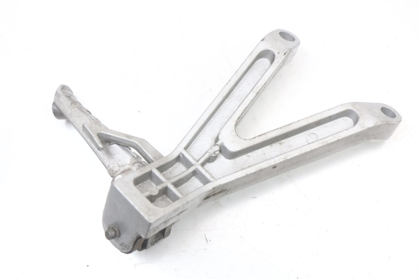 photo de REAR LEFT FOOTREST MOUNT HYOSUNG GTR 125 (2006 - 2008)