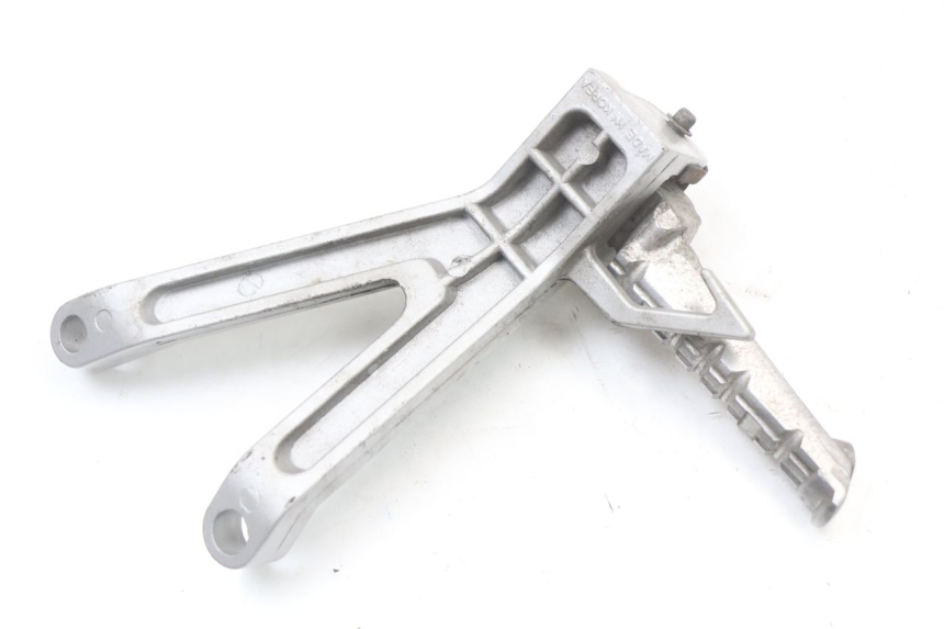 photo de REAR LEFT FOOTREST MOUNT HYOSUNG GTR 125 (2006 - 2008)