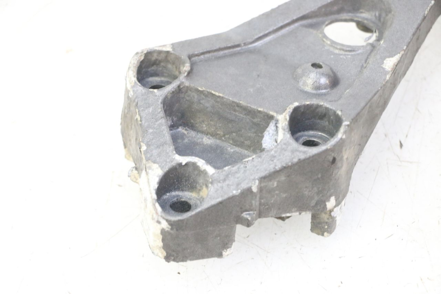 photo de REAR LEFT FOOTREST MOUNT TRIUMPH SPRINT 900 (1995 - 1998)