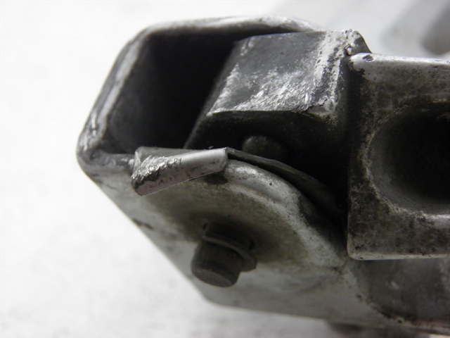 photo de LEFT REAR FOOTREST BRACKET SUZUKI SV S 650 (1999 - 2002)