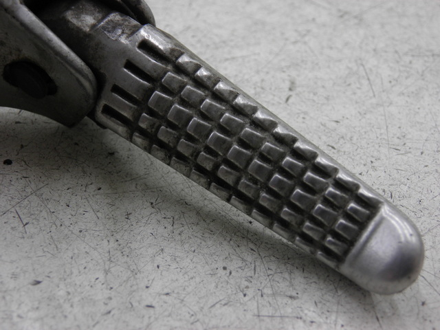 photo de LEFT REAR FOOTREST BRACKET SUZUKI SV S 650 (1999 - 2002)