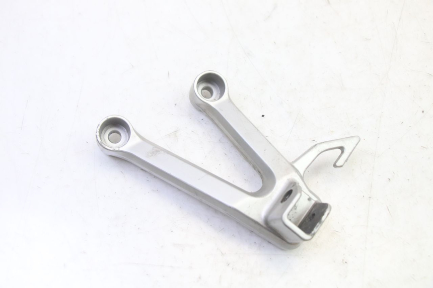 photo de REAR LEFT FOOTREST MOUNT SUZUKI SV S 650 (2003 - 2009)