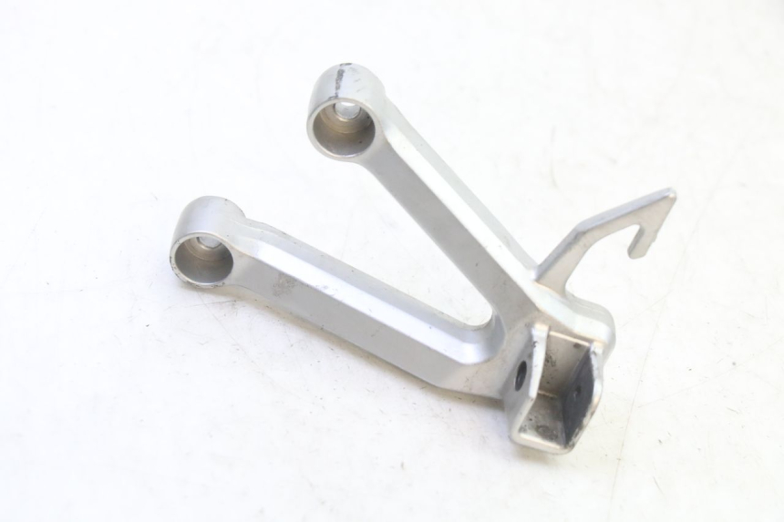 photo de REAR LEFT FOOTREST MOUNT SUZUKI SV S 650 (2003 - 2009)