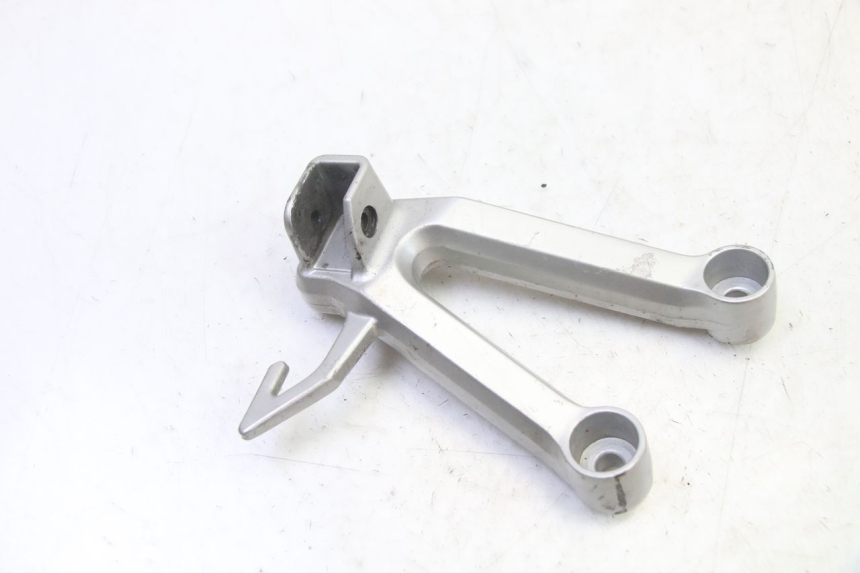 photo de REAR LEFT FOOTREST MOUNT SUZUKI SV S 650 (2003 - 2009)