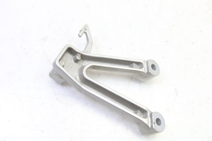 photo de REAR LEFT FOOTREST MOUNT SUZUKI SV S 650 (2003 - 2009)